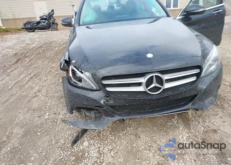 2016 Mercedes-Benz C 300 4Matic z USA, uszkodzony, nr VIN 55SWF4KB9GU108724
